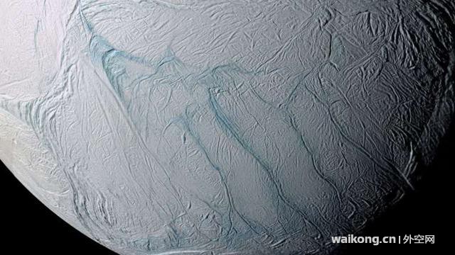 在土星的卫星土卫二，液态水可能接近的表面-1.jpg