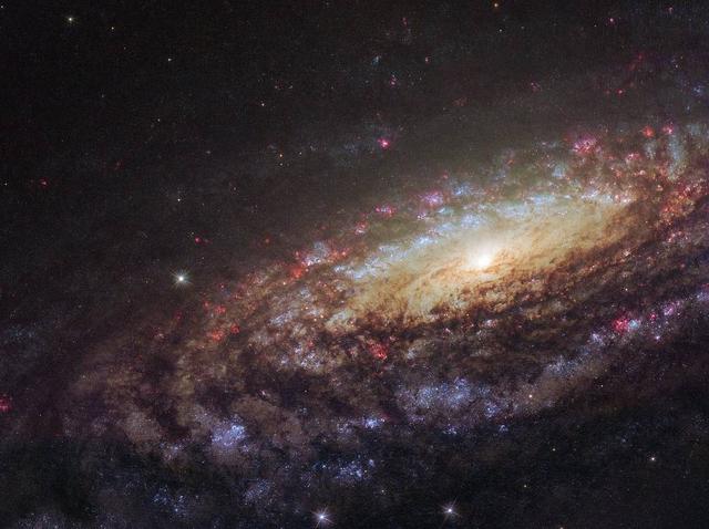 哈勃太空望远镜，拍摄到壮观的飞马座旋涡星系，距地球4500万光年-1.jpg