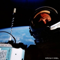 奥尔德林不仅是太空自拍第一人，他还是第一个在月球小便的人