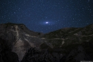 阿尔卑斯山上空升起的仙女座星系