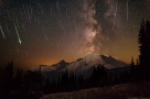 雷尼尔山上空的流星和银河