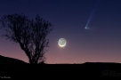 泛星彗星和眉月