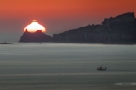 意大利上空出现变形的夕阳和绿闪