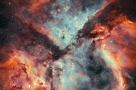 船底座星云内的恒星、云气和尘埃之战