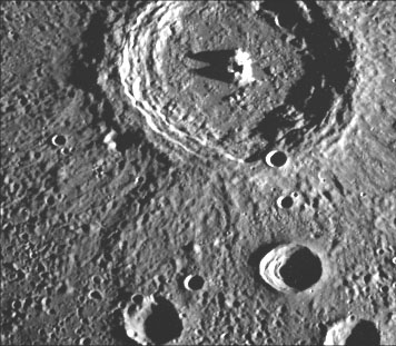 边缘由多层小圈组成的陨坑，直径约九十八公里，是多种类型的水星陨坑中的一种。仔细观 ...