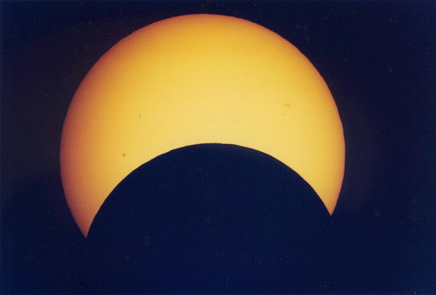 2000年圣诞节当天发生的日食。由一位美国天文摄影爱好者拍摄。 ...