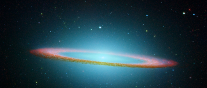 M104：红外图像中的宽边帽星系