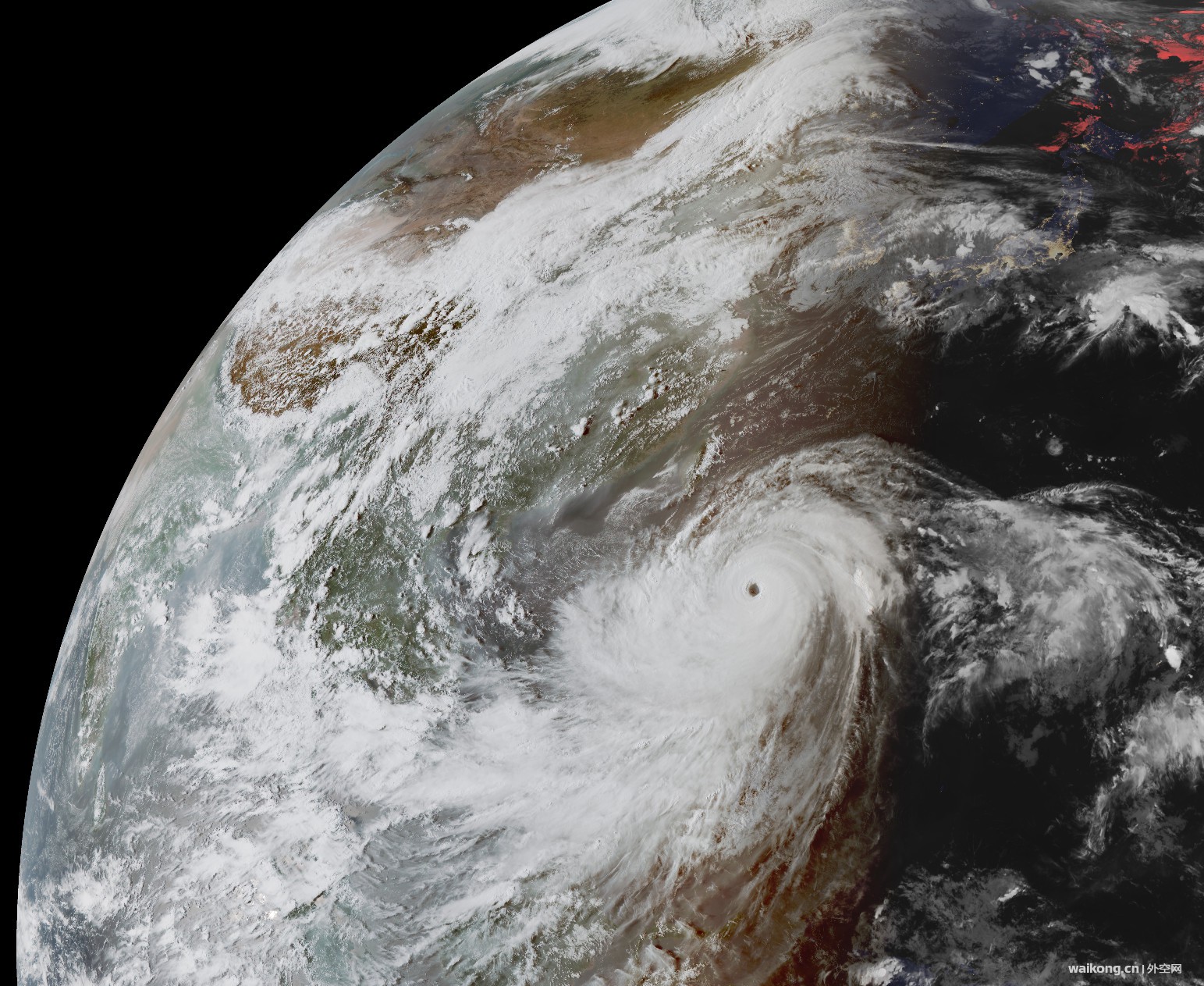 从太空看超强台风山竹：巨大风眼圆睁似金刚怒目-4.jpg